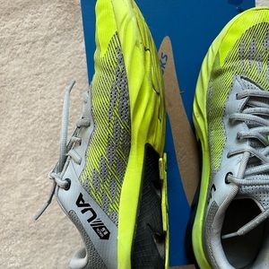 Under Armour boys size 6 running shoe